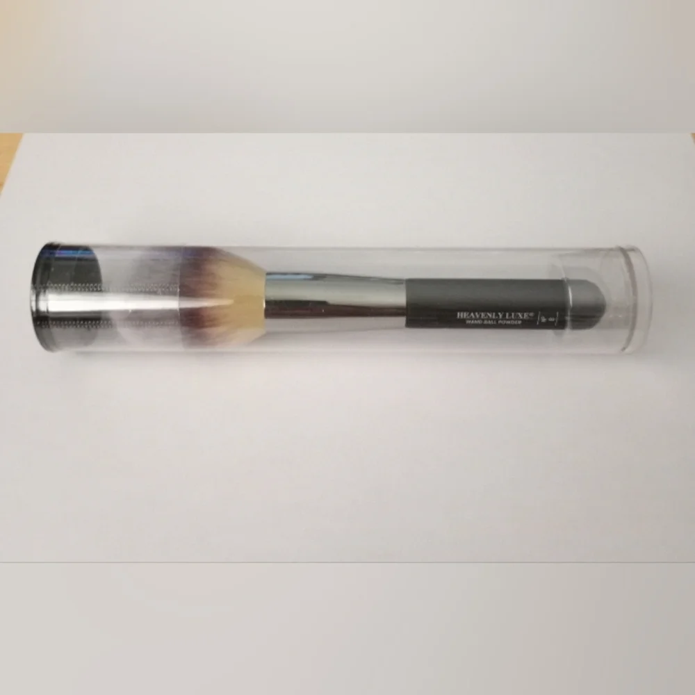 it cosmetics Heavenly Luxe Wand Ball Powder Brush No.8  $48 MSRP New